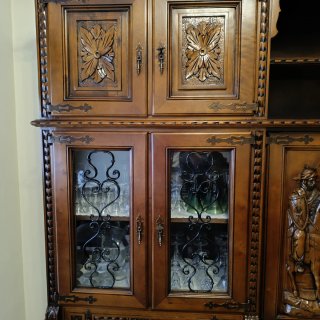 Mueble de salón de madera tallada