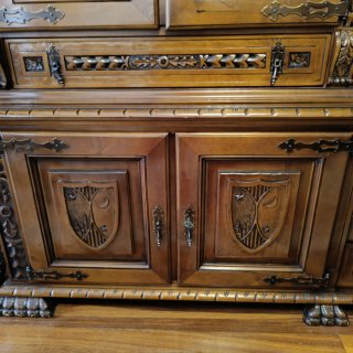 Mueble de salón de madera tallada