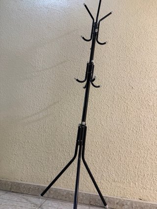 Perchero de pie negro
