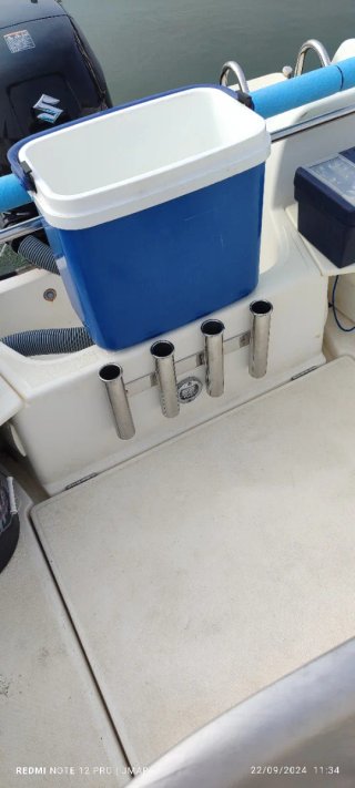 Barco Cap Camarat y pantalan