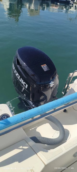 Barco Cap Camarat y pantalan