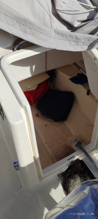 Barco Cap Camarat y pantalan