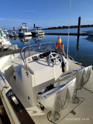Barco Cap Camarat y pantalan