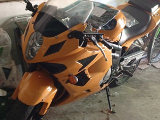 Hyosung GT 650 R amarilla con vinilos negros 2006,