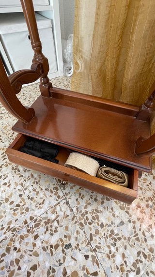 Perchero de madera con cajón