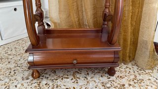 Perchero de madera con cajón