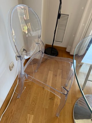 Silla de plástico transparente