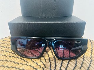 Gafas de sol negras y rosas