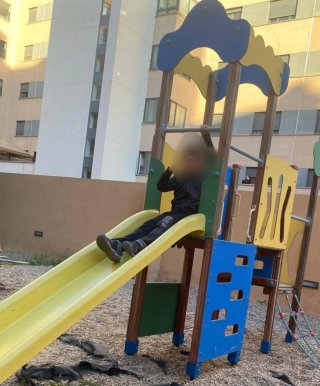 Parque infantil con tobogán y muelle.