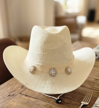 Sombrero beige con adornos dorados