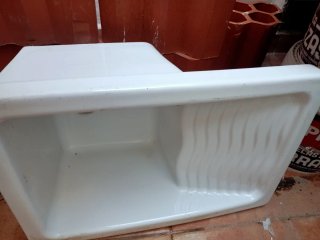 Pila de porcelana blanca para lavadero