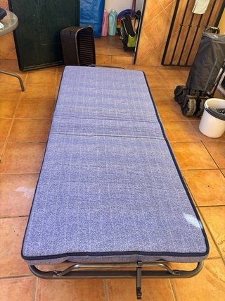 Cama plegable azul