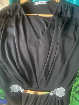 Vestido negro elegante con detalle plateado