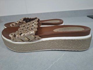 Sandalias doradas Café Noir