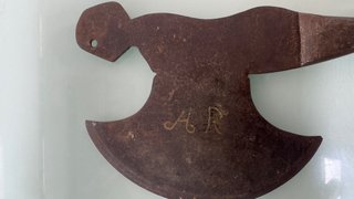 Hacha antigua silueta mujer