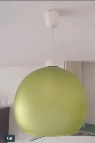 Lámpara de techo verde y blanca