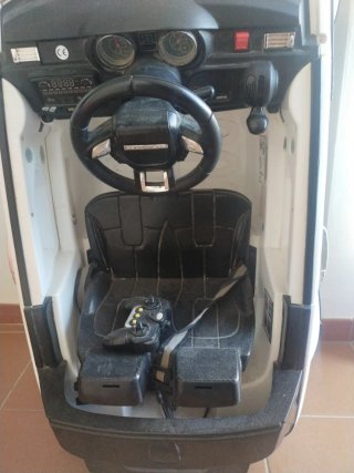 Coche eléctrico infantil blanco.