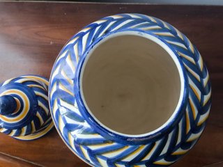 Jarrón de cerámica decorado azul y amarillo