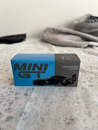 Set di modelli di auto in scala Mini GT e Tarmac Works 1/64