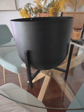 Macetero negro metal con pie