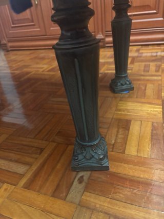 Mesa de centro de travertino y patas de bronce