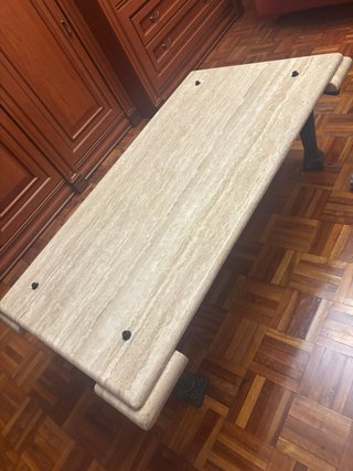 Mesa de centro de travertino y patas de bronce
