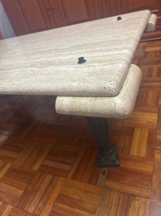 Mesa de centro de travertino y patas de bronce