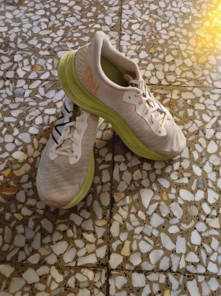 Zapatillas New Balance FuelCell Propel Beige/Amari