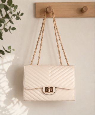 Bolso crema chic con cadena dorada