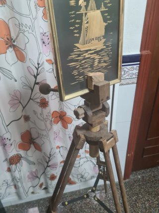 Trípode de madera estilo antiguo