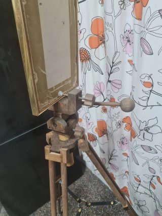 Trípode de madera estilo antiguo