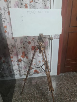 Trípode de madera estilo antiguo