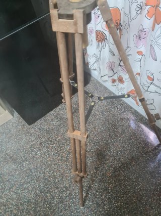 Trípode de madera estilo antiguo