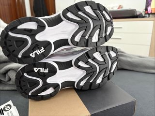 Zapatillas Fila plateadas y blancas
