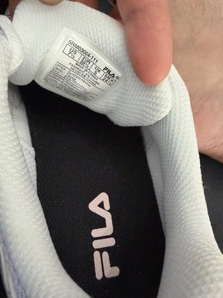 Zapatillas Fila plateadas y blancas