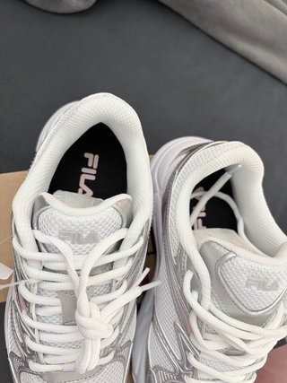 Zapatillas Fila plateadas y blancas