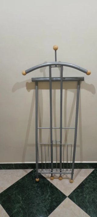 Galán de noche metal y madera