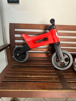 Triciclo rosso per bambini