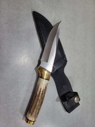 Cuchillo de caza con funda de cuero