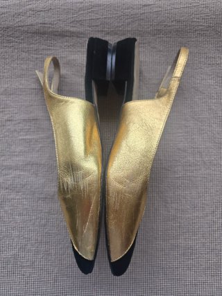 Mules doradas con punta de terciopelo negro