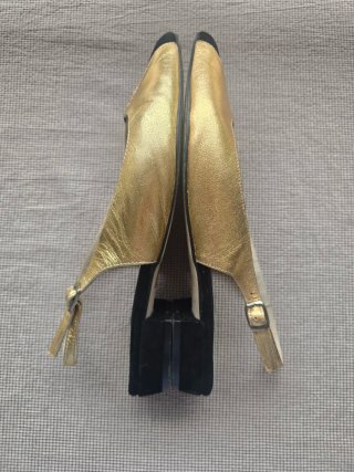 Mules doradas con punta de terciopelo negro