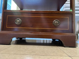 Mueble auxiliar de madera clásico con ruedas nuevo