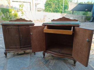 Comodini antichi in legno e vetro