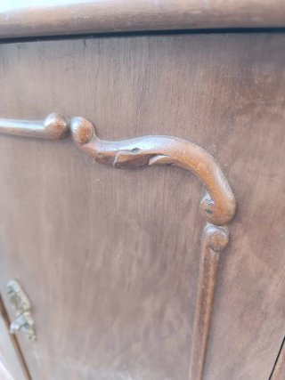 Comodini antichi in legno e vetro