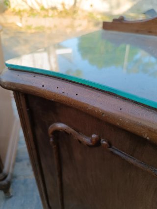 Comodini antichi in legno e vetro