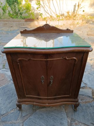 Comodini antichi in legno e vetro