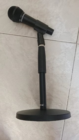 Micrófono con pie negro