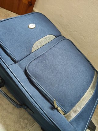Maleta mediana azul con ruedas