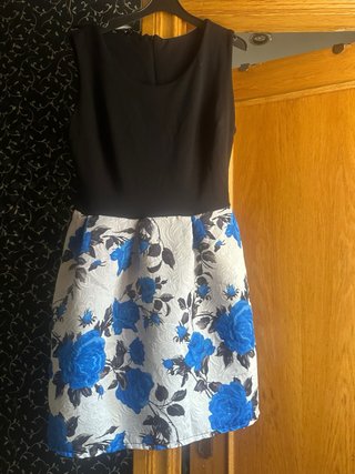 Vestido negro y azul con flores