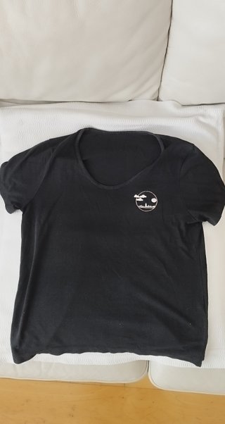 Camiseta negra con estampado